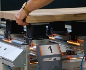 EPICON 7335 VISE LED stol - Král Žilina